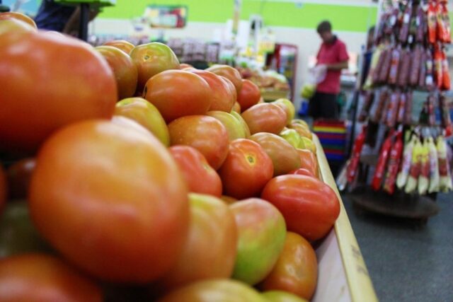 Tomate é o vilão do preço da cesta básica que sobe 3,17% na Capital