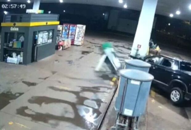 Vídeo: Mulher perde o controle da direção e arranca bomba de combustível