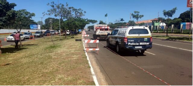 Vídeo: Polícia de trânsito coloca cavaletes em frente ao CMO