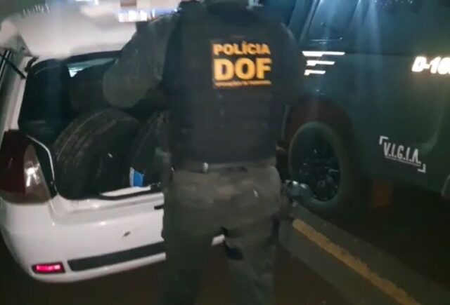 Homem que transportava carga de pneus tinha mandado de prisão em aberto