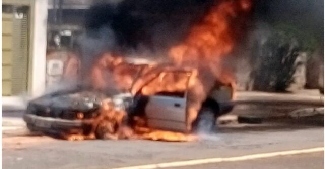 Vídeo: Carro pega fogo e fica completamente destruído na Vila Jacy