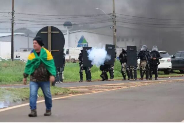 PRF e Batalhão de Choque usam bala de borracha e gás lacrimogêneo para liberar rodovia em MS