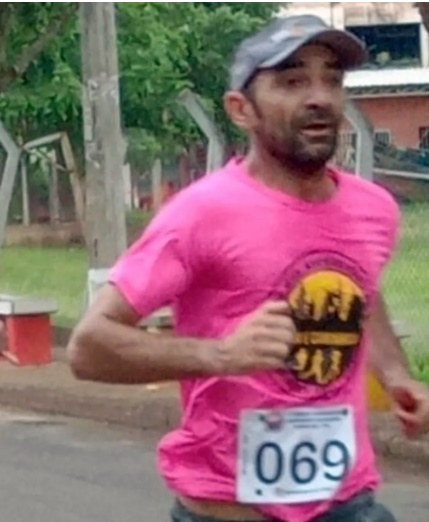 Maratonista tem perna amputada após moto que pilotava ser atingida por Mercedes