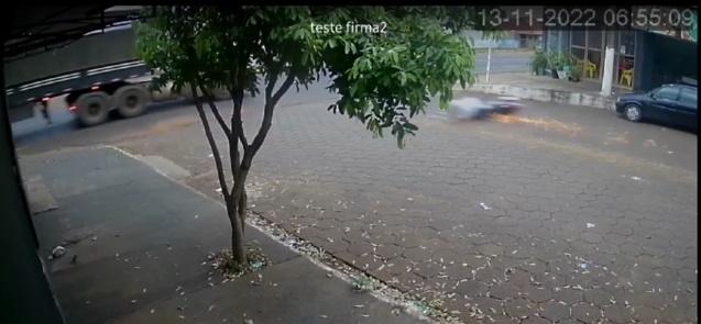 Vídeo: Motociclista morre esmagado ao colidir com Scania na BR-163