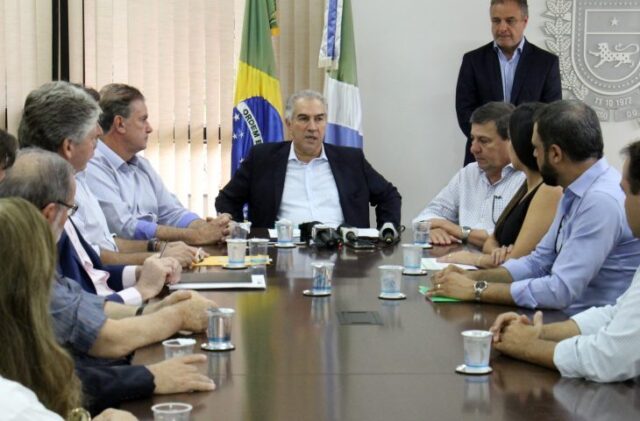Reinaldo Azambuja deixa governo com os três salários de fim de ano pagos antes do Natal