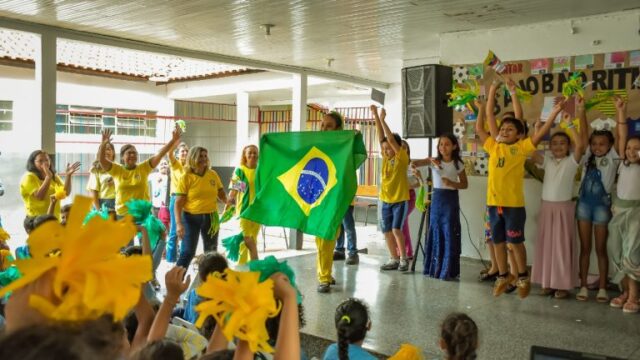 Alunos do município serão dispensados mais cedo e não terão aula em dia de jogos do Brasil