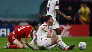 Walker Zimmerman, dos EUA, e Gareth Bale, de País de Gales, vão ao chão em jogo pela Copa do Mundo Foto: Jewel Samad/AFP