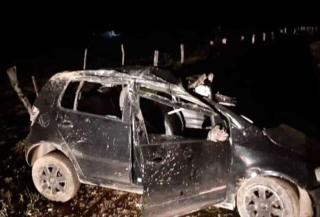 Carro com sete pessoas capota e duas morrem