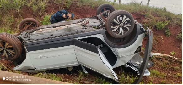 Motorista perde o controle da direção e carro capota na MS-040