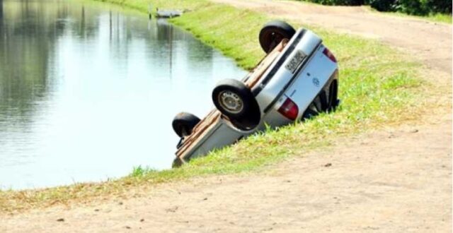 Motorista tomba carro em represa ao dar passagem para caminhão e morre