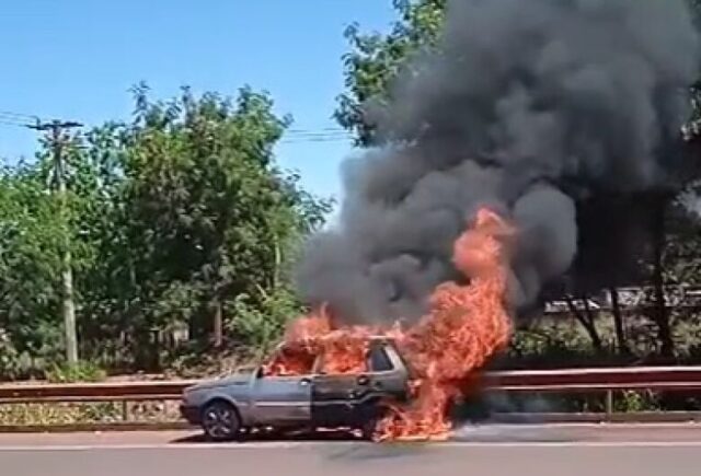 Carro pega fogo ao passar por barricada de pneus em chamas