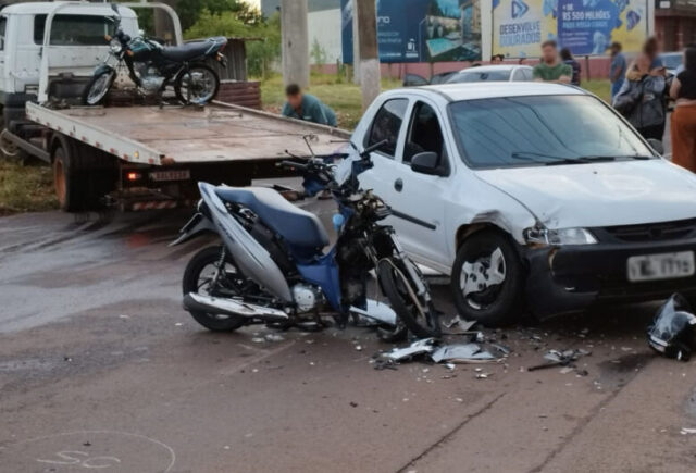 Motociclista de 20 anos morre após colisão com carro