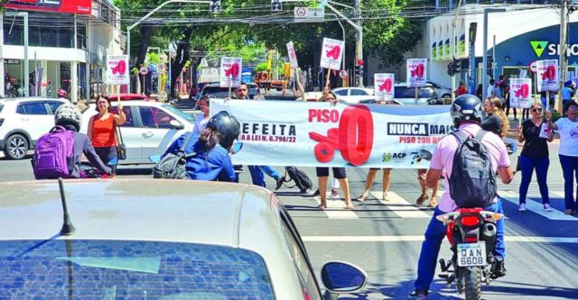 Professores saem às ruas e fazem manifestação em favor do reajuste salarial