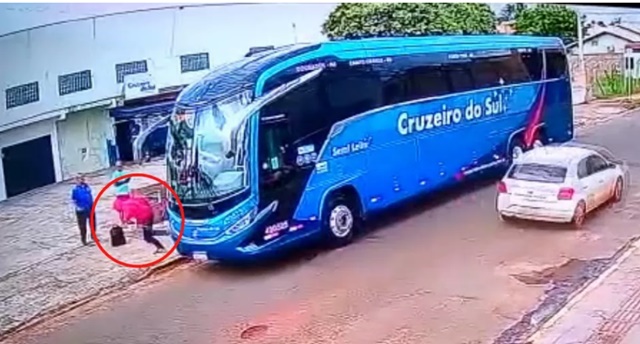 Vídeo: Atirador invade ônibus e mata passageiro à tiros