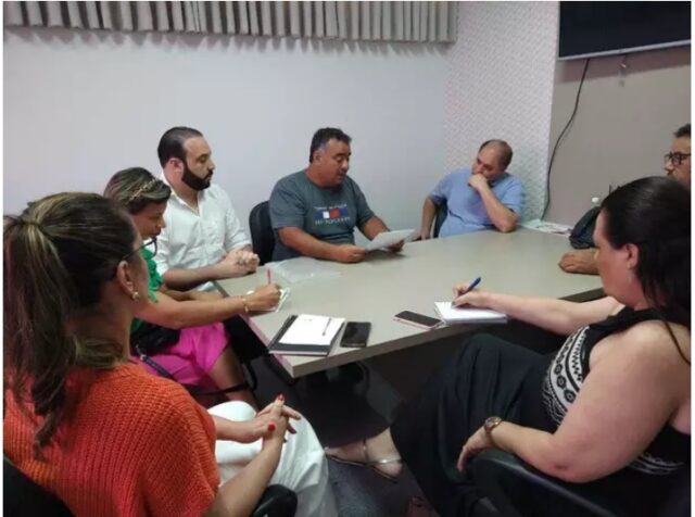 Professores apresentam contraproposta a prefeitura e aguardam resposta
