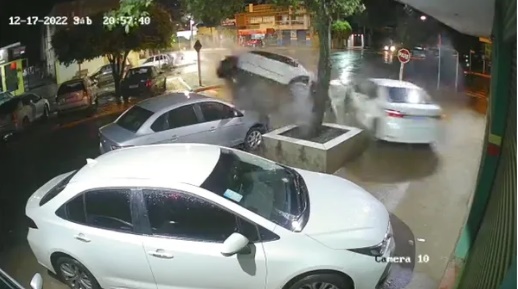 Vídeo: Carro desgovernado quase atropela ciclista e atinge três veículos estacionados