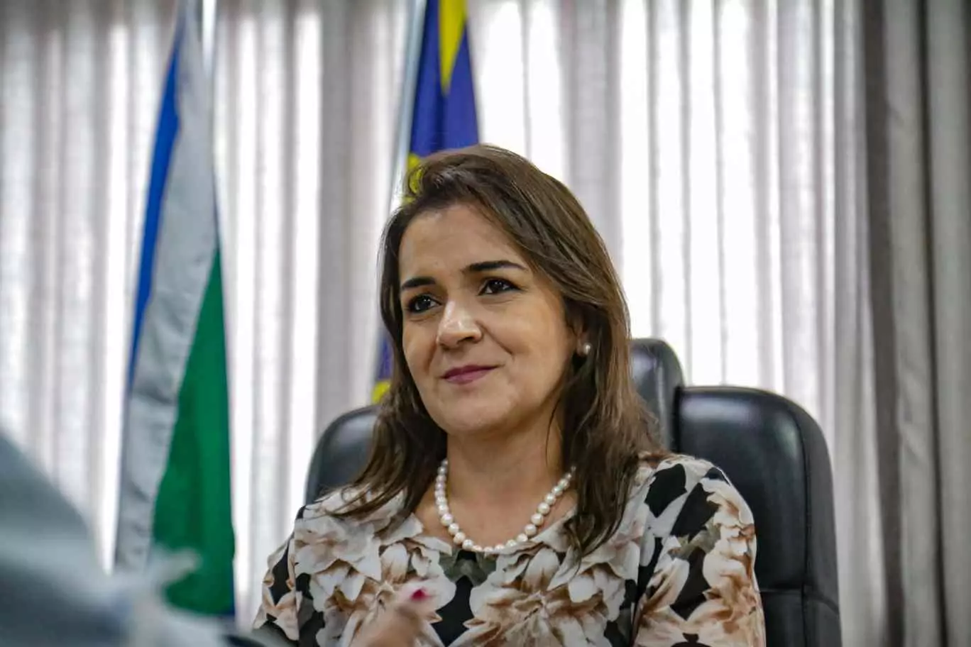 Adriane Lopes promete fazer reforma administrativa para atender professores