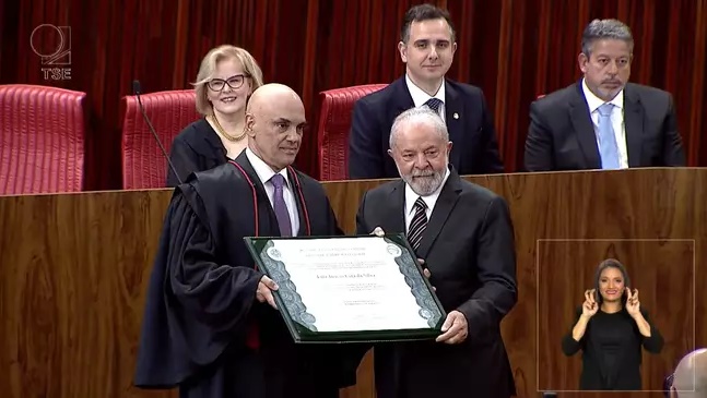 Vídeo: Lula é diplomado presidente, chora e fala em “democracia reconquistada”