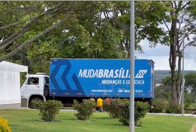 Vídeo: caminhão de mudança é flagrado chegando no Palácio da Alvorada