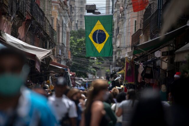 Veja o que abre e fecha nesta sexta-feira, dia de jogo do Brasil