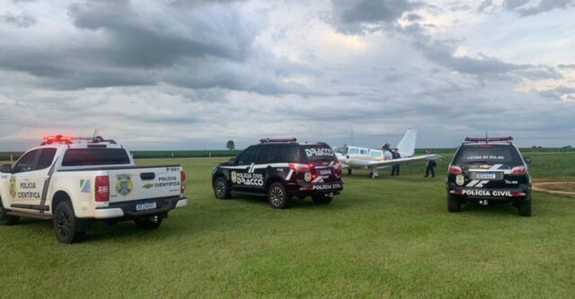 Piloto é preso em flagrante com 300 kg de cocaína dentro de avião em MS