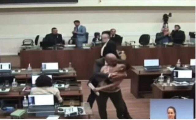 Vídeo: Vereador é flagrado agarrando parlamentar em sessão