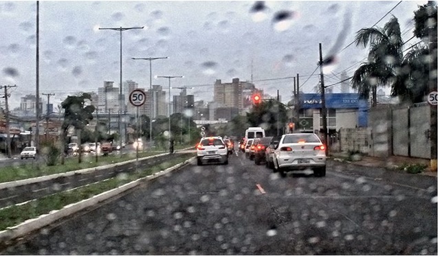Quinta-feira será de tempo nublado com pancadas de chuva e trovoadas