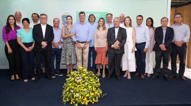 Eduardo Riedel inicia seu 1º dia de trabalho com uma bênção ecumênica na governadoria