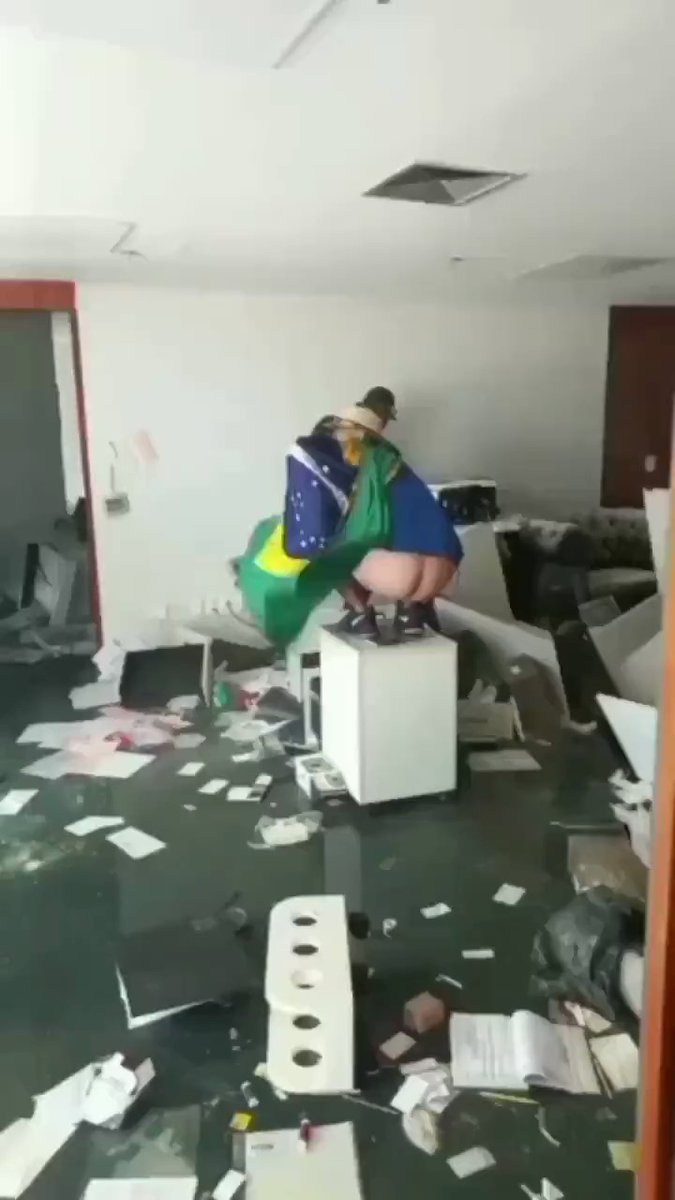 Vídeo: Terroristas bolsonaristas deitaram, rolaram, e cagaram no Palácio do Planalto
