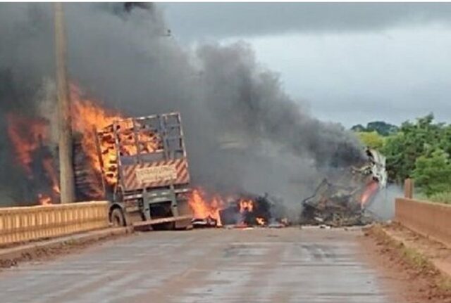 Caminhoneiros morrem carbonizados em colisão frontal na BR-158