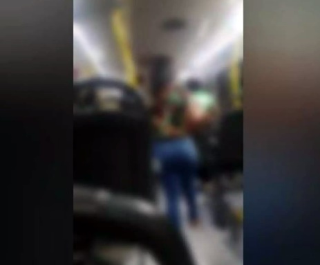 Vídeo: Confusão em ônibus termina com briga entre motorista e passageiro
