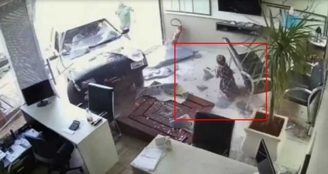 Vídeo: Motorista bêbado atropela motociclista e arrasta criança