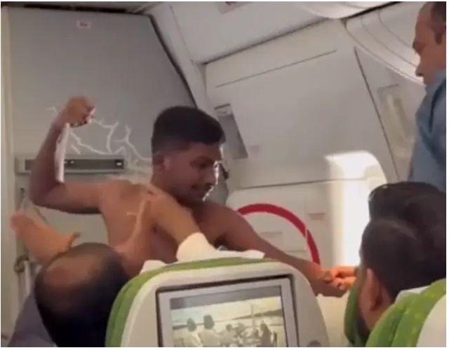 Passageiro sem camisa troca socos com outro homem dentro de avião; veja vídeo