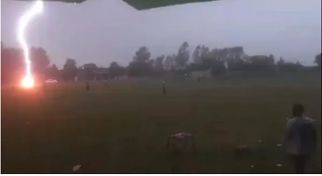 Vídeo: Raio atinge campo de futebol durante partida e assusta jogadores