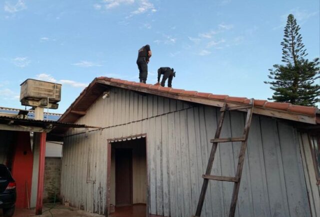 Foragido da Justiça é preso no telhado de casa ao tentar fugir da PF