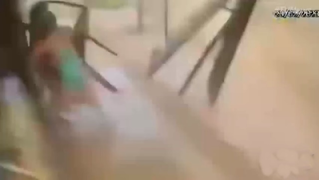 Vídeo: Vendaval varre pizzaria, arrasta pessoas e deixa mais de R$ 5 mil em prejuízos