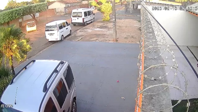 Vídeo: Motorista de aplicativo “apaga” e colide carro em van escolar