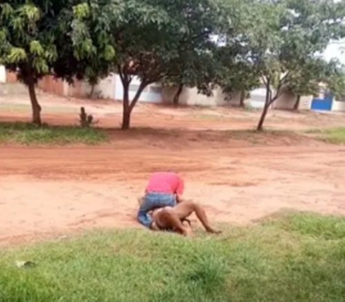Vídeo mostra mulher sendo espancada pelo marido no meio da rua