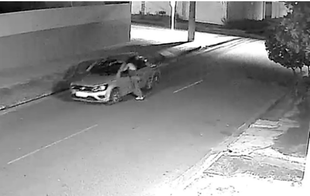 Vídeo: Motorista de aplicativo arrasta e rouba passageira