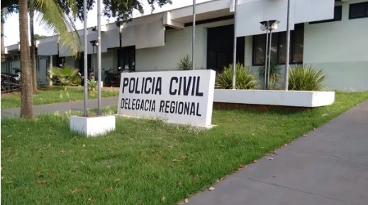Homem tem cabeça esmagada por mini ônibus escolar