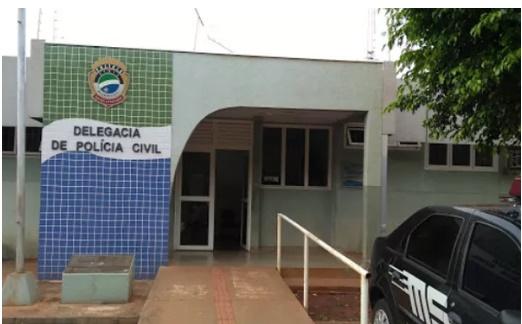 Mulher é presa após esfaquear o marido que saiu com amigo sem permissão