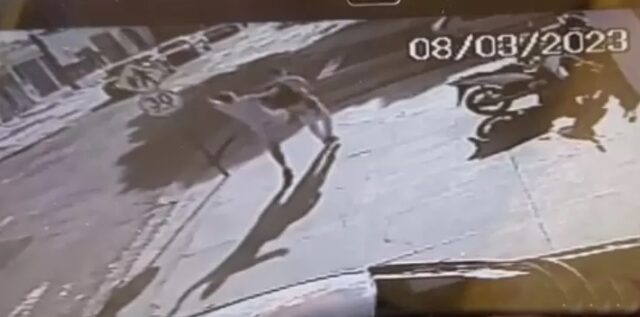 Vídeo: Motorista de Uber agride passageiro após discussão