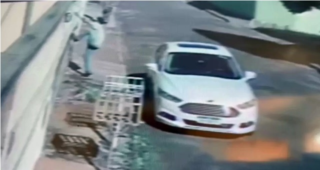 Vídeo: Ladrão armado invade casa e tranca mulheres para roubar carro na Capital