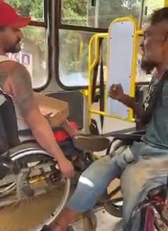 Vídeo: cadeirantes brigam dentro de ônibus em Campo Grande
