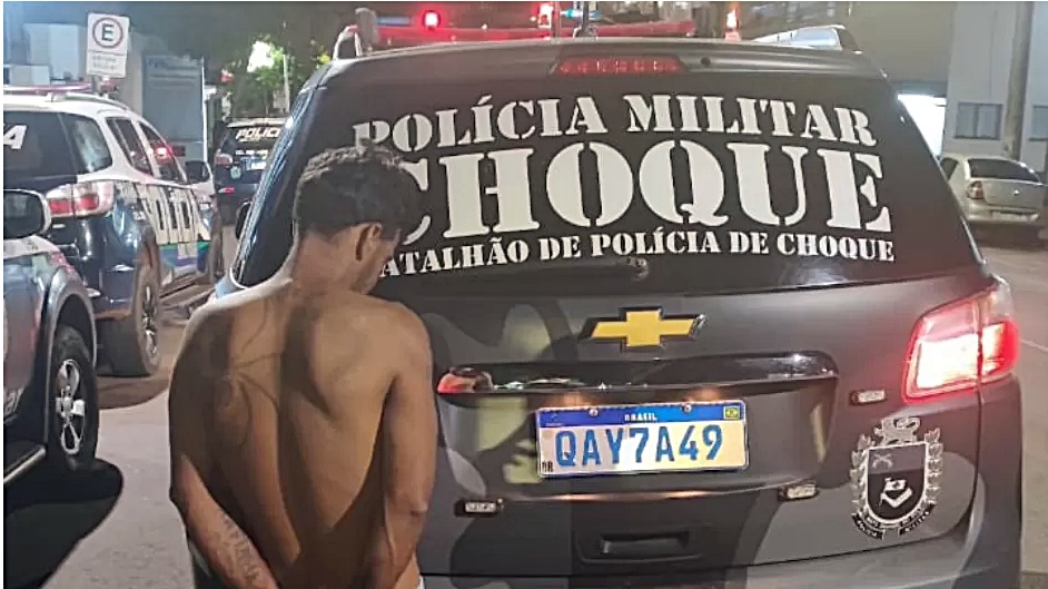 Vídeo: Cliente de mercado contém ataque de fúria de homem armado com faca