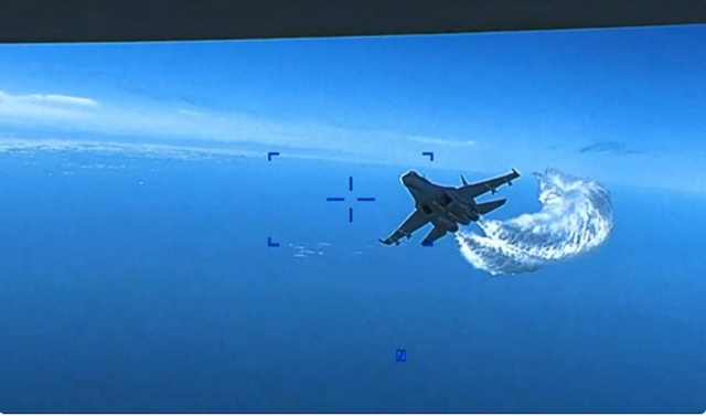 EUA divulgam vídeo de avião russo atingindo drone sobre o Mar Negro