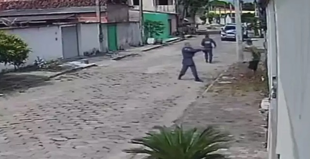 Vídeo mostra PM matando adolescente já rendido