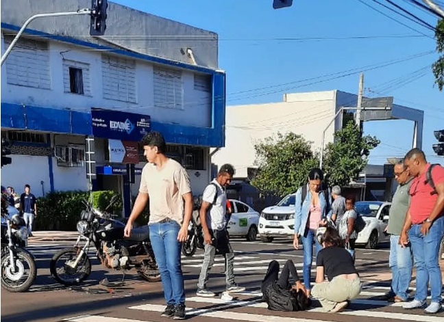 Vídeo: motociclista tem o pé dilacerado após colisão em local onde idosa foi atropelada