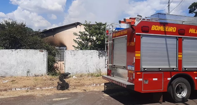 Vídeo: Incêndio destrói casa no São Francisco
