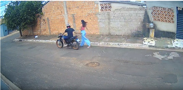 VÍDEO: Motociclista é flagrado passando a mão em jovem na rua em Campo Grande
